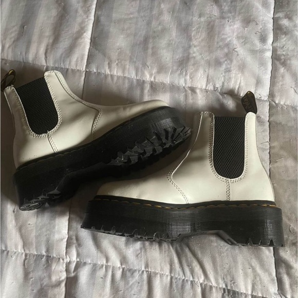 Size 5 Dr Martens - Picture 1 of 2